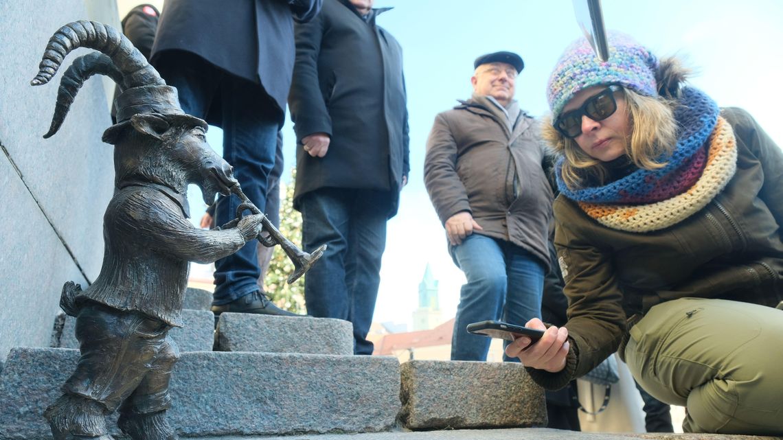 Pierwszy mały koziołek już stoi przed Ratuszem. Może być ich więcej