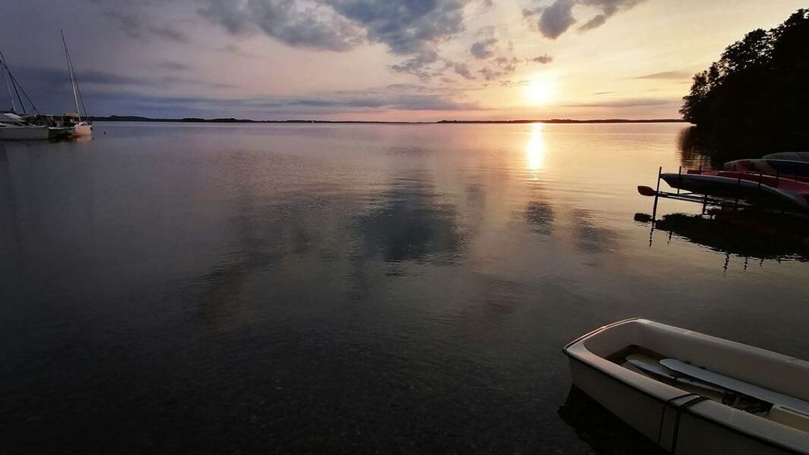 Pierwszy raz na jachcie. Jak przygotować się do żeglarskiej przygody na Mazurach?