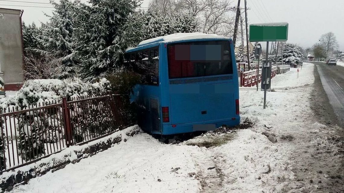 Pierwszy śnieg. Ponad 40 kolizji w Lubelskiem. Autobus wjechał komuś na podwórko Pierwszy śnieg. Ponad 40 kolizji w Lubelskiem. Autobus wjechał komuś na podwórko