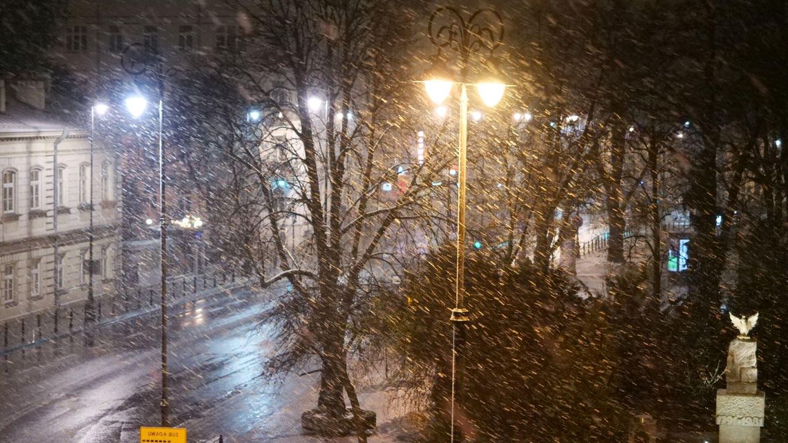 Pierwszy śnieg w Lublinie. Uwaga na śliskie ulice i chodniki Pierwszy śnieg w Lublinie. Uwaga na śliskie ulice i chodniki