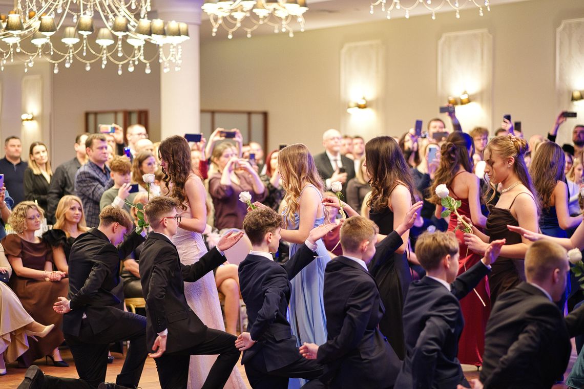 Bal ósmoklasistów Szkoły Podstawowej nr 52 im. Marii Konopnickiej w Lublinie był dla wielu z nich pierwszym tak uroczystym wydarzeniem w szkolnym życiu