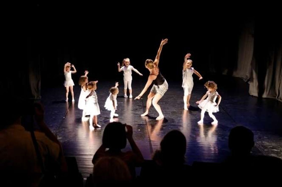 Pierwszy występ za tancerkami. Wszystkie dostały Dyplom Tancerza Pierwszy występ za tancerkami. Wszystkie dostały Dyplom Tancerza