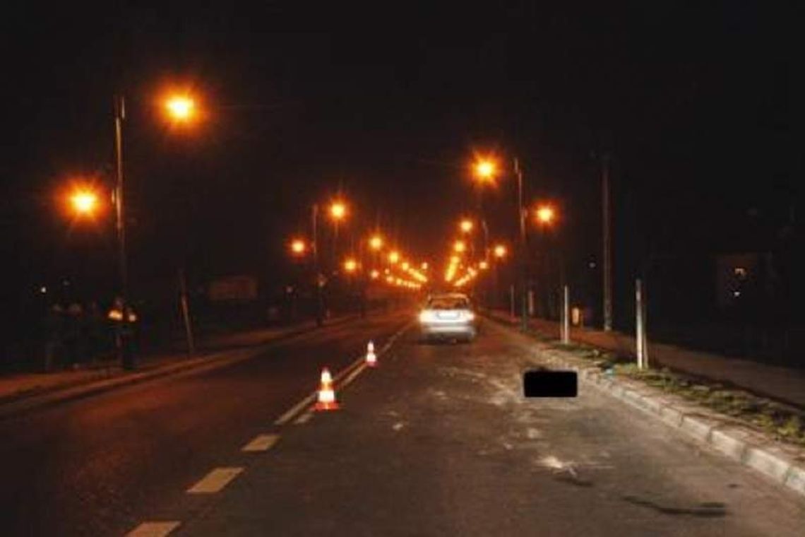 Pies wciągnął ją pod jadący samochód. Trafiła do szpitala