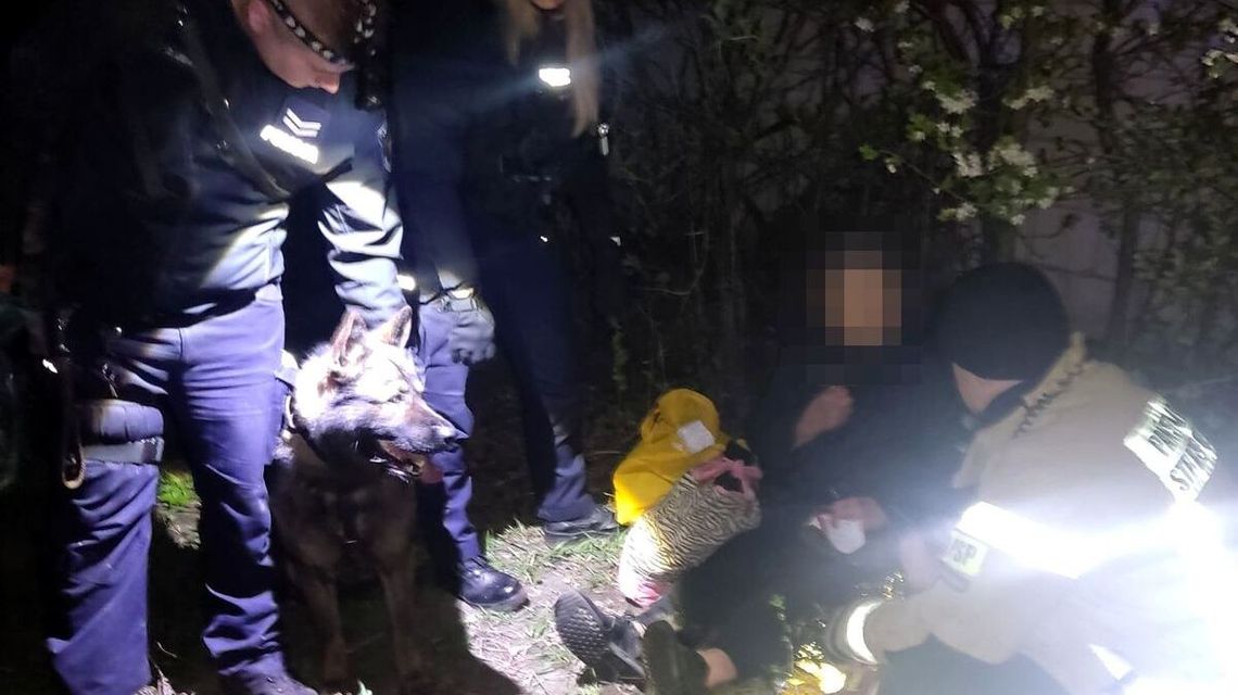 Pies wytropił starszą panią. Spała za budynkiem gospodarczym Pies wytropił starszą panią. Spała za budynkiem gospodarczym