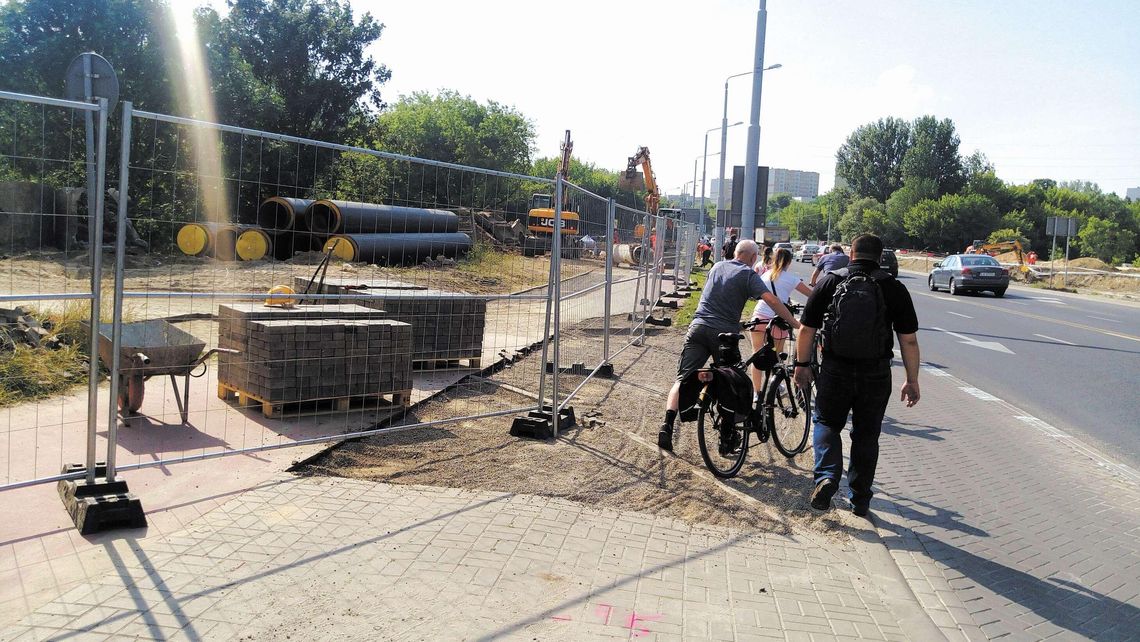 Piesi chodzą ruchliwą jezdnią, bo drogowcy zamykają przejścia