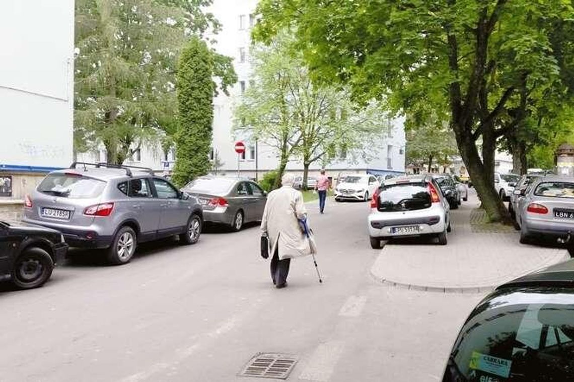 Piesi muszą iść jezdnią, bo chodniki zastawione samochodami. Nic nie da się zrobić?