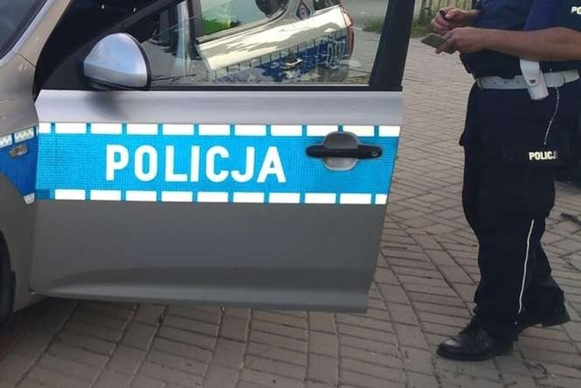 Piesi uciekali z drogi przed samochodem koło cmentarza