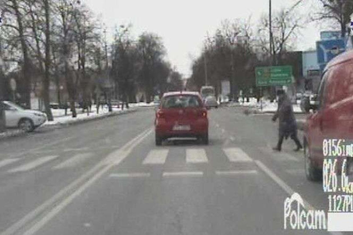 Piesi weszli na przejście, kierowca się nie zatrzymał. Wszystko nagrał policyjny rejestrator Piesi weszli na przejście, kierowca się nie zatrzymał. Wszystko nagrał policyjny rejestrator