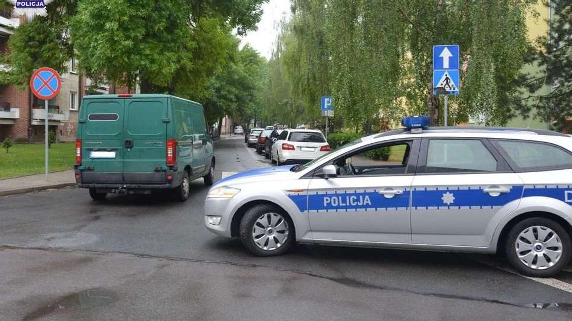 Piesza potrącona na przejściu. Na pomoc ruszył policjant 