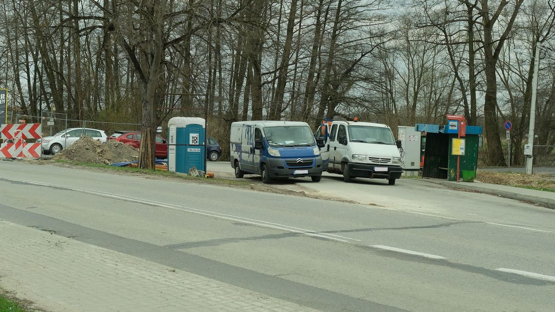 Pieszo ponad kilometr wzdłuż ruchliwej ulicy, bez pobocza i oświetlenia. Żeby dotrzeć do Lublina Pieszo ponad kilometr wzdłuż ruchliwej ulicy, bez pobocza i oświetlenia. Żeby dotrzeć do Lublina