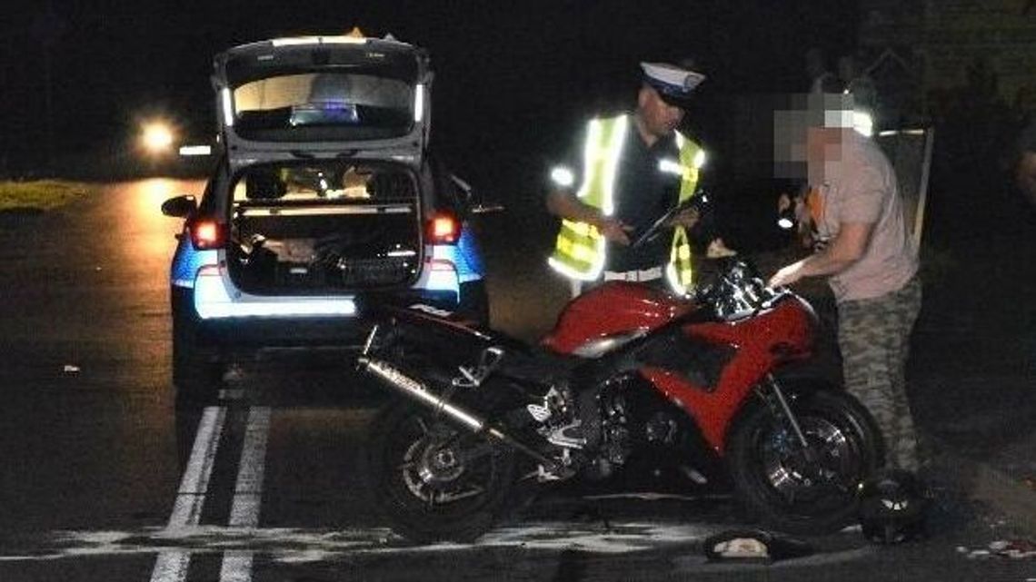 Pieszy nie miał odblasków, w okolicy nie było oświetlenia. Zginął, potrącony przez motocykl