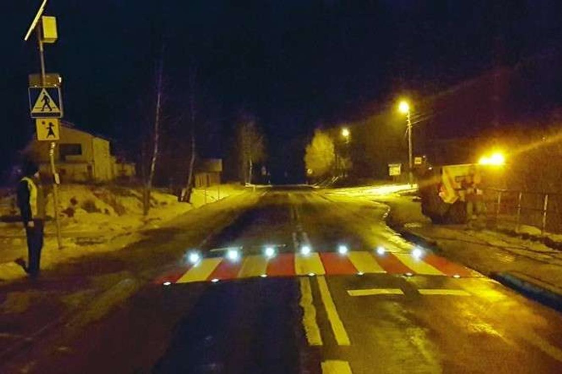 Pieszy podchodzi do przejścia, pasy zaczynają się świecić. Nowy system uruchomiony