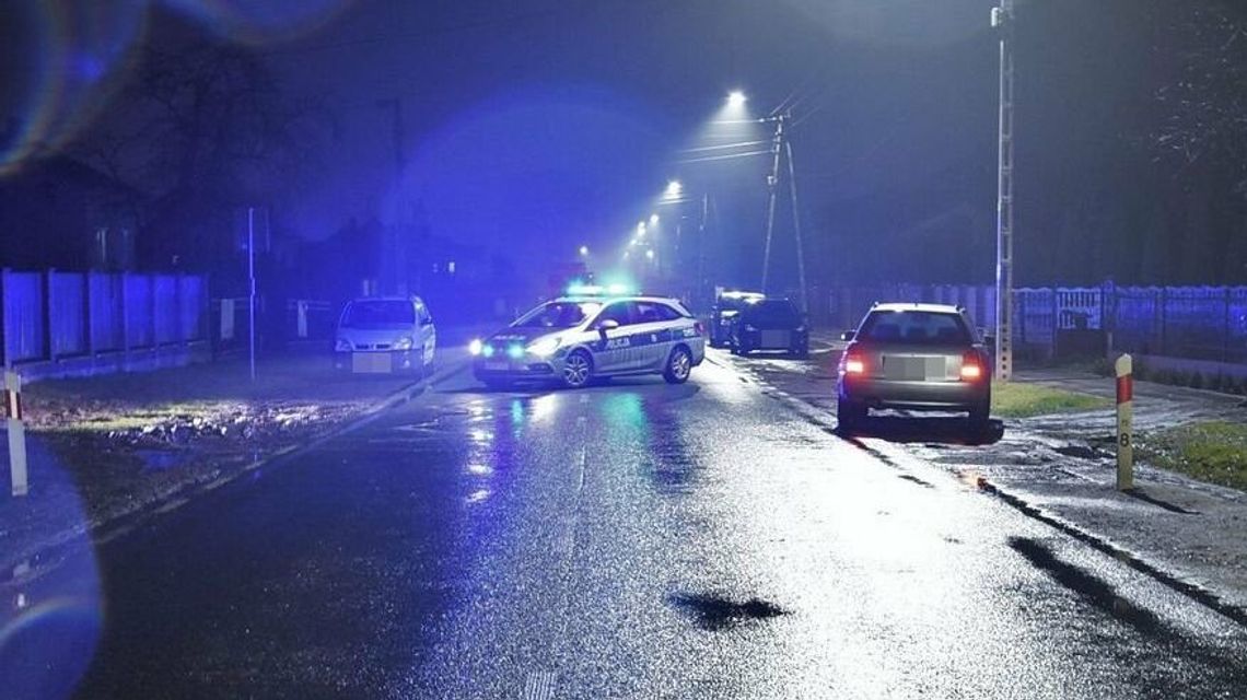 Pieszy przechodził przez jezdnię, było ciemno i padało. Śmiertelnie potrącił go samochód Pieszy przechodził przez jezdnię, było ciemno i padało. Śmiertelnie potrącił go samochód