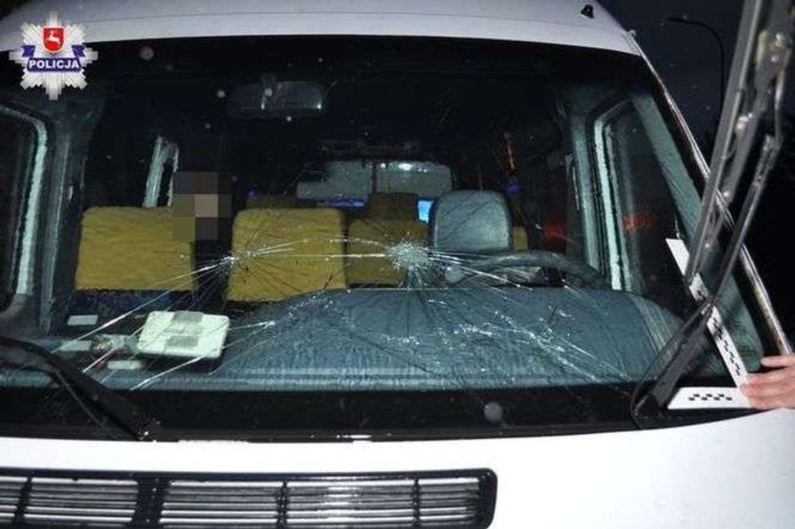 Pieszy zaatakował autobus. Wybił pięściami przednią szybę