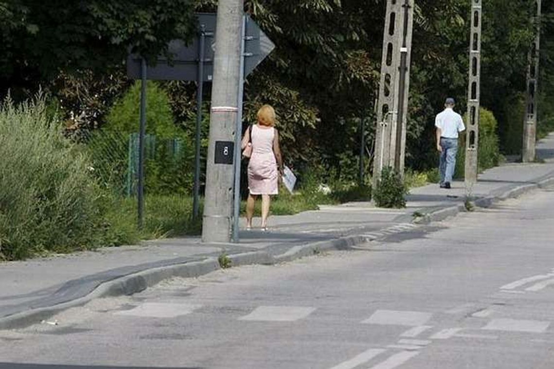 Pieszy zbliżający się do przejścia będzie miał pierwszeństwo Pieszy zbliżający się do przejścia będzie miał pierwszeństwo