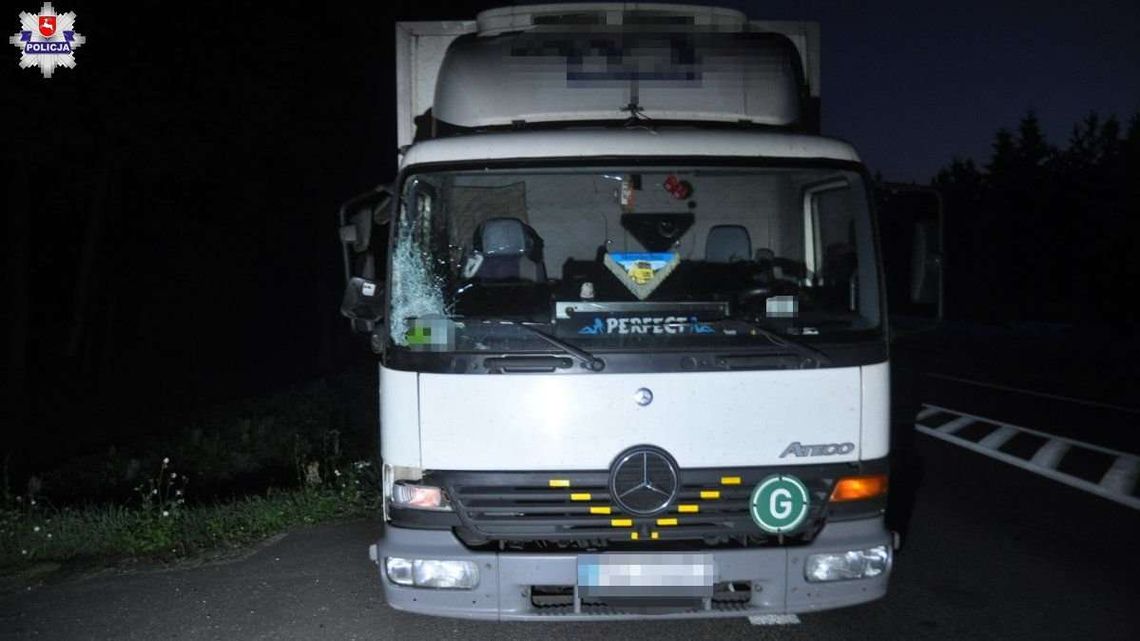 Pieszy zginął po potrąceniu przez ciężarówkę. Szedł niewłaściwą stroną drogi, bez odblasków