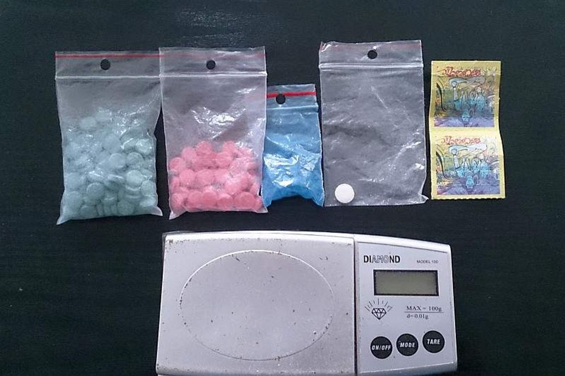 Pigułki, LSD i marihuana w mieszkaniu na Czechowie