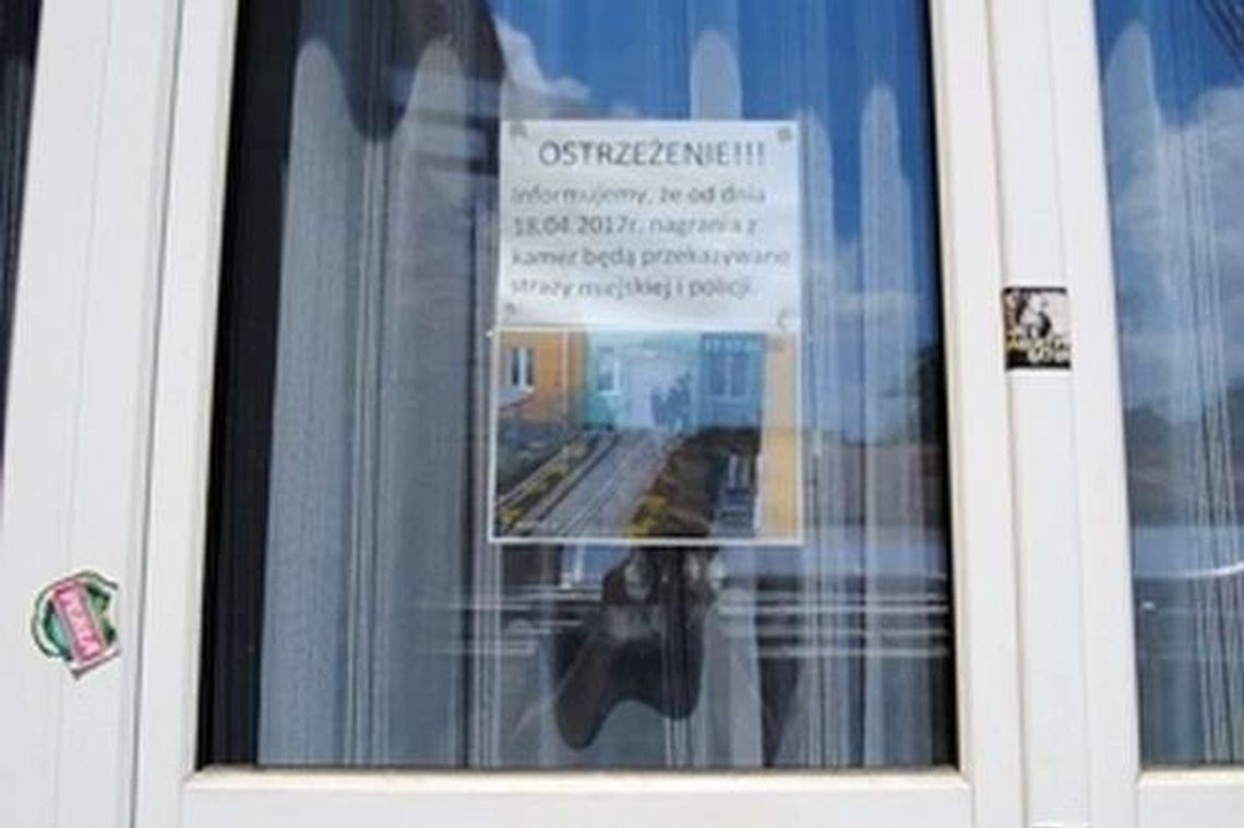 Piją i hałasują pod szkołą. Dyrekcja wywiesiła nawet zdjecia imprezowiczów