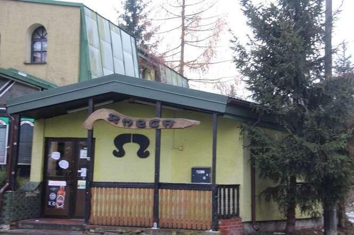 "Piją, krzyczą, śpiewają". Mieszkańcy skarżą się na studentów imprezujących koło sklepu