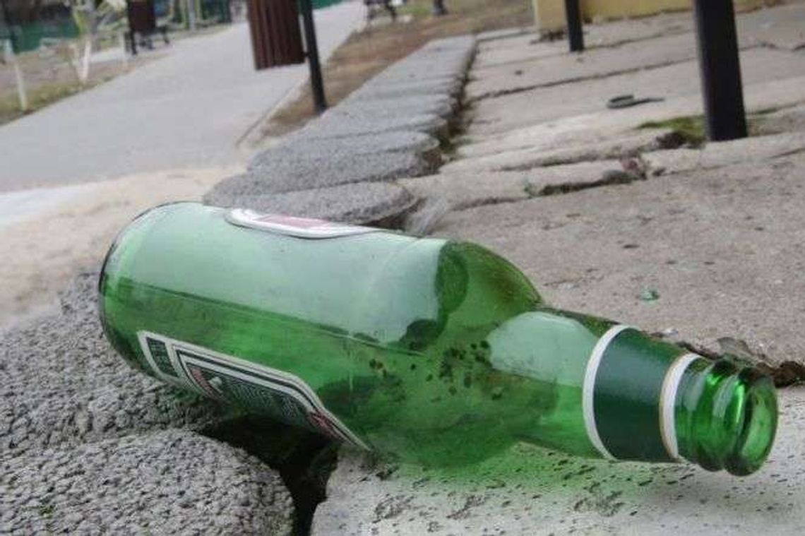 Pijacka biesiada na placu w centrum miasta