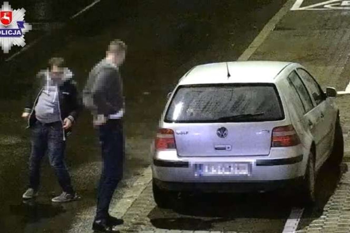 Pijacka szarża kierowcy golfa. Rozbił auto, uderzył w latarnię i chciał jechać dalej Pijacka szarża kierowcy golfa. Rozbił auto, uderzył w latarnię i chciał jechać dalej