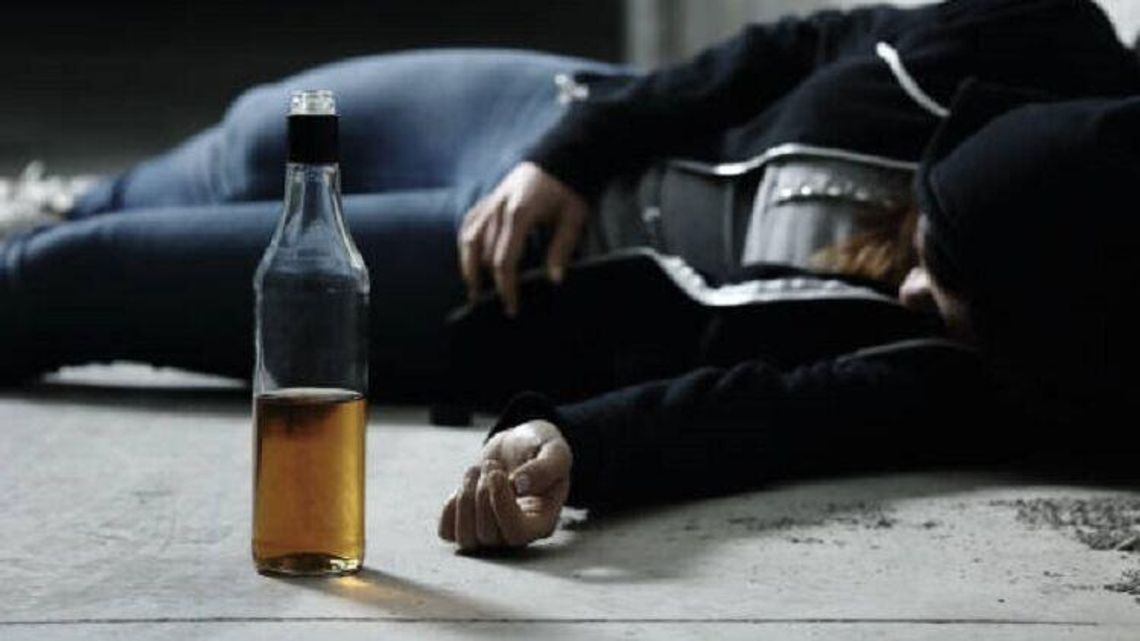 Pijana 17-latka leżała w nocy między blokami. Policja wezwała matkę 