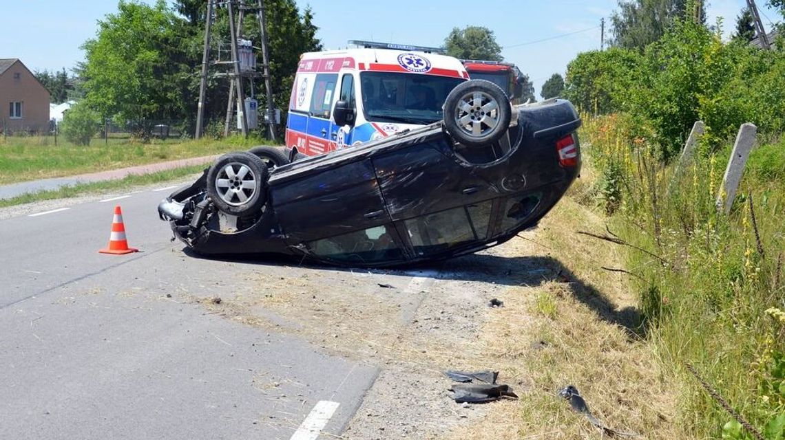 Pijana 36-latka dachowała Skodą. Pasażer też był nietrzeźwy