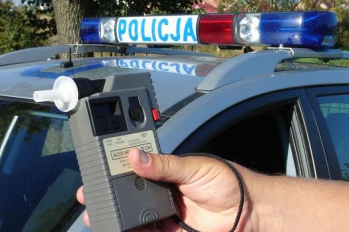 Pijana kobieta wiozła córeczkę. Samochód dachował