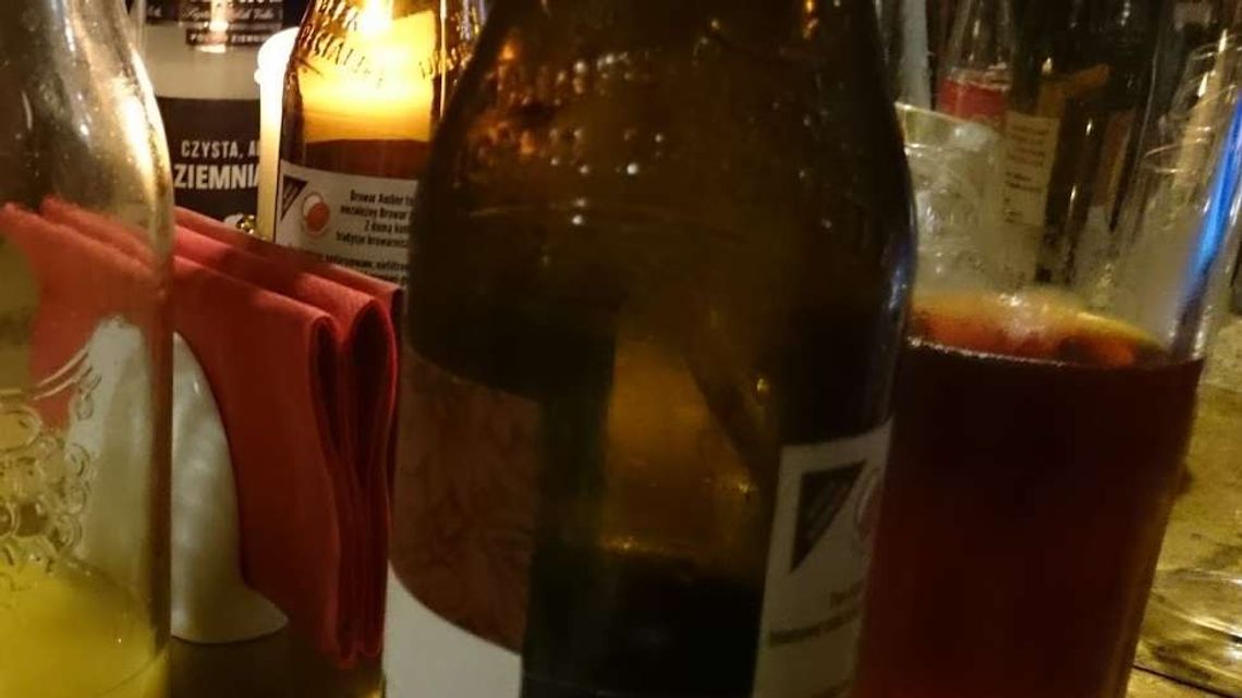 Pijana mama leżała w środku nocy na chodniku, obok niej czekała dwójka dzieci