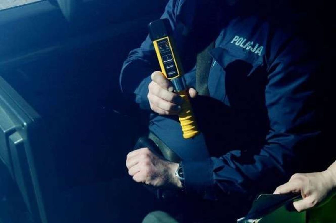 Pijana matka wiozła małe dzieci. Auto wpadło do rowu