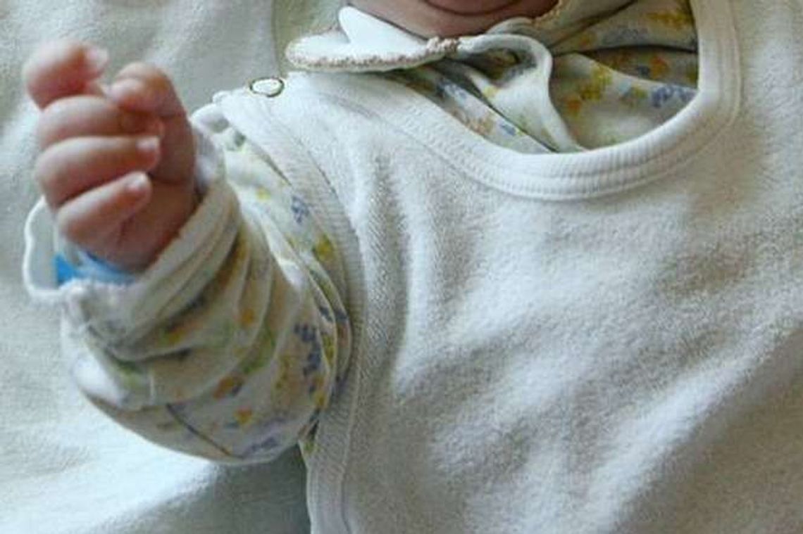 Pijana matka z niemowlęciem. Policjanci nakarmili malucha i zmienili mu pieluchę