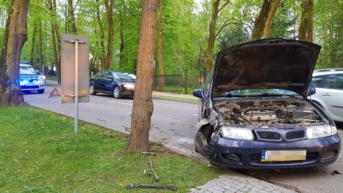 Pijana mieszkanka Wąwolnicy wjechała drzewo