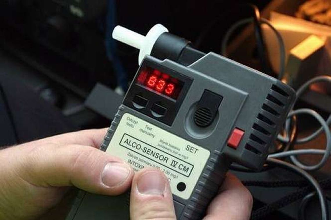 Pijana pasażerka spadła z motoroweru. Kierujący też pijany Pijana pasażerka spadła z motoroweru. Kierujący też pijany