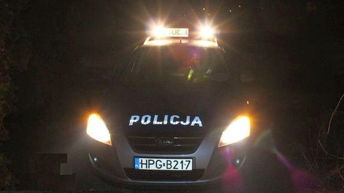 Pijane małżeństwo w samochodzie w rowie. A małe dzieci same w domu