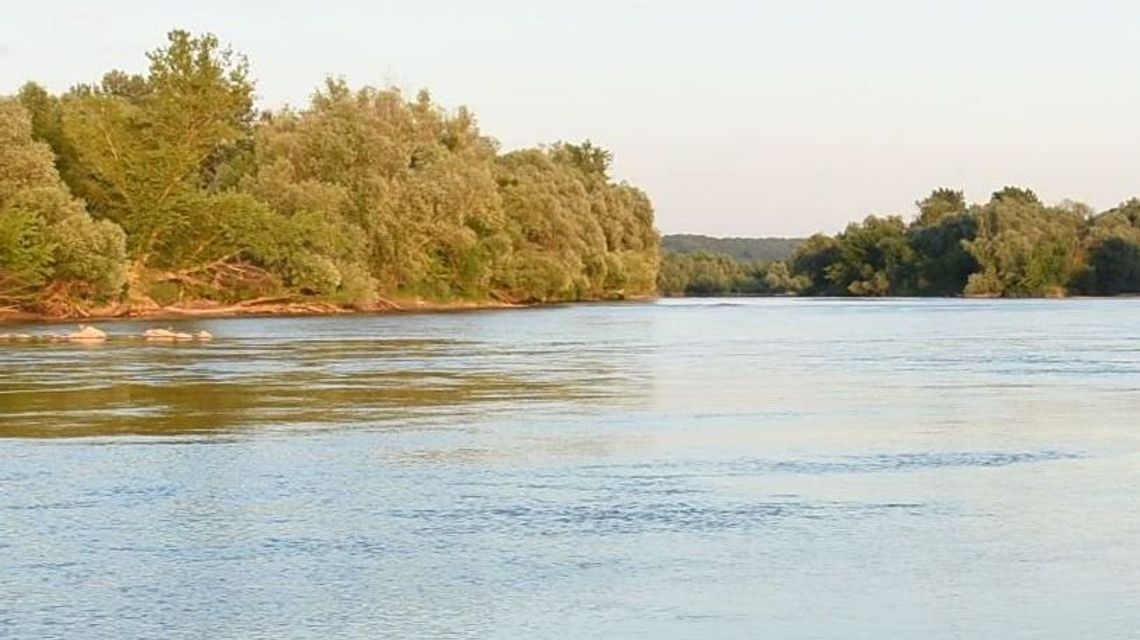 Pijani pływali po Bugu. W pewnym momencie kajak się wywrócił Pijani pływali po Bugu. W pewnym momencie kajak się wywrócił