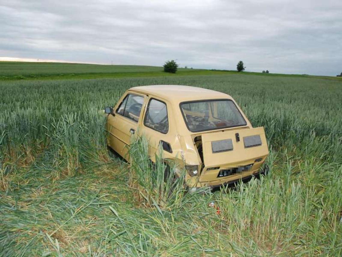 Pijani w citroenie, radiowóz na poboczu, maluch w polu (zdjęcia)