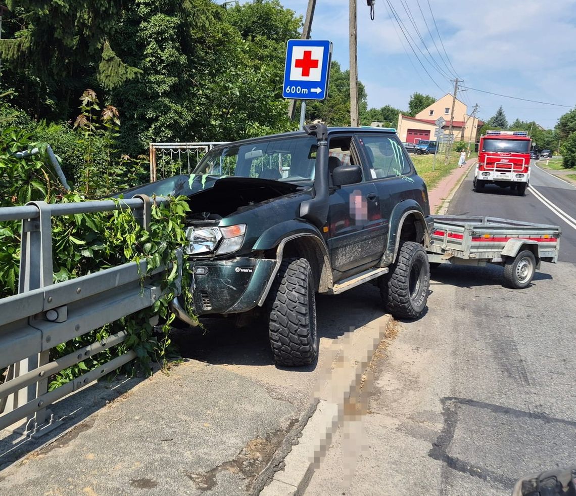 Pijani w nissanie. Kolizja na moście w Karczmiskach i ucieczka Pijani w nissanie. Kolizja na moście w Karczmiskach i ucieczka