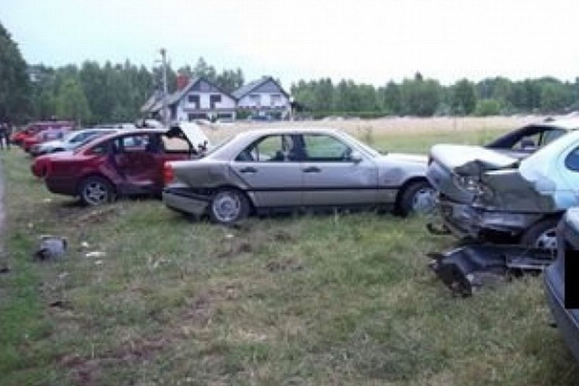 Pijany 18-latek rozbił 8 samochodów. Nie miał prawa jazdy