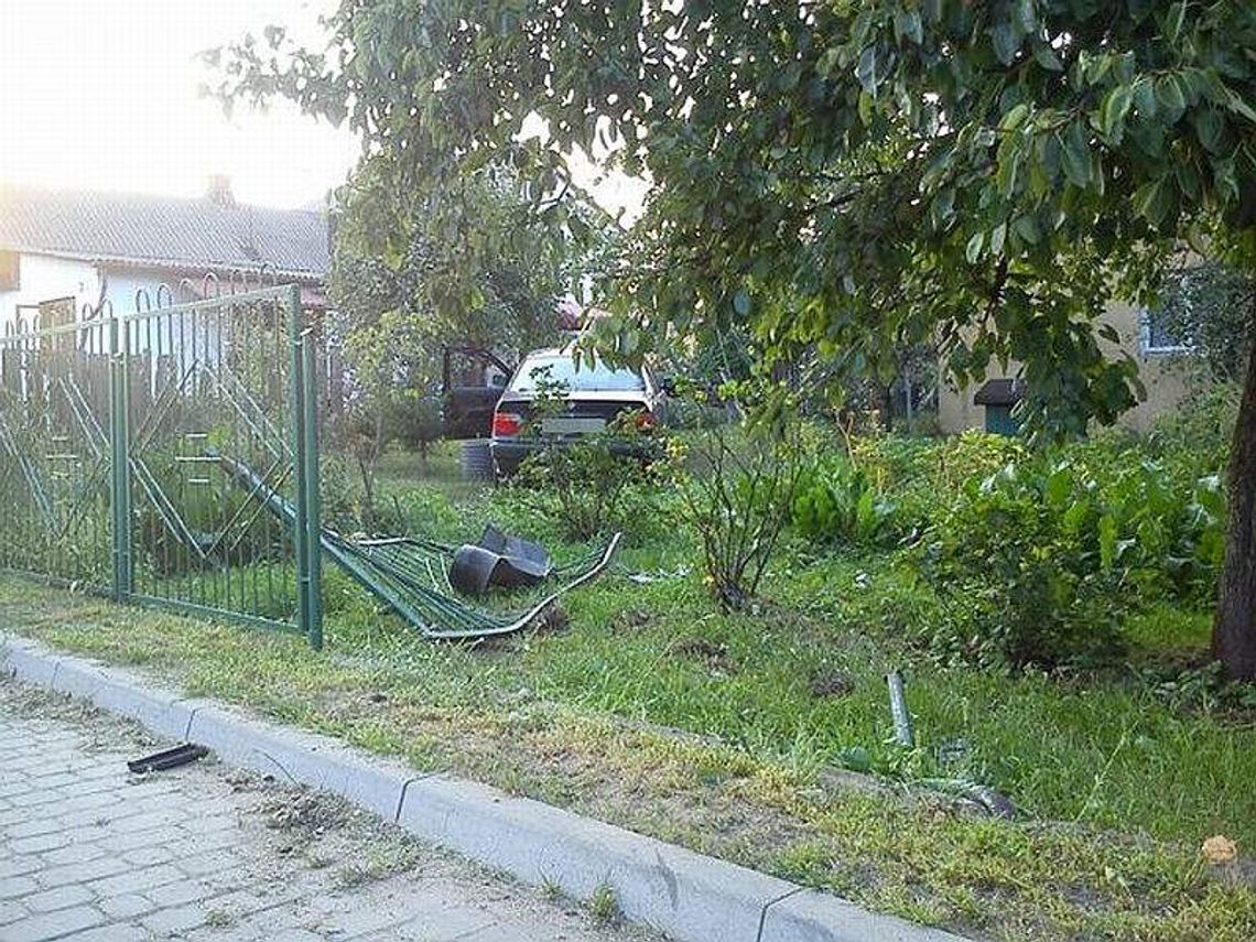 Pijany 23-latek za kierownicą. Zniszczone dwa ogrodzenia Pijany 23-latek za kierownicą. Zniszczone dwa ogrodzenia