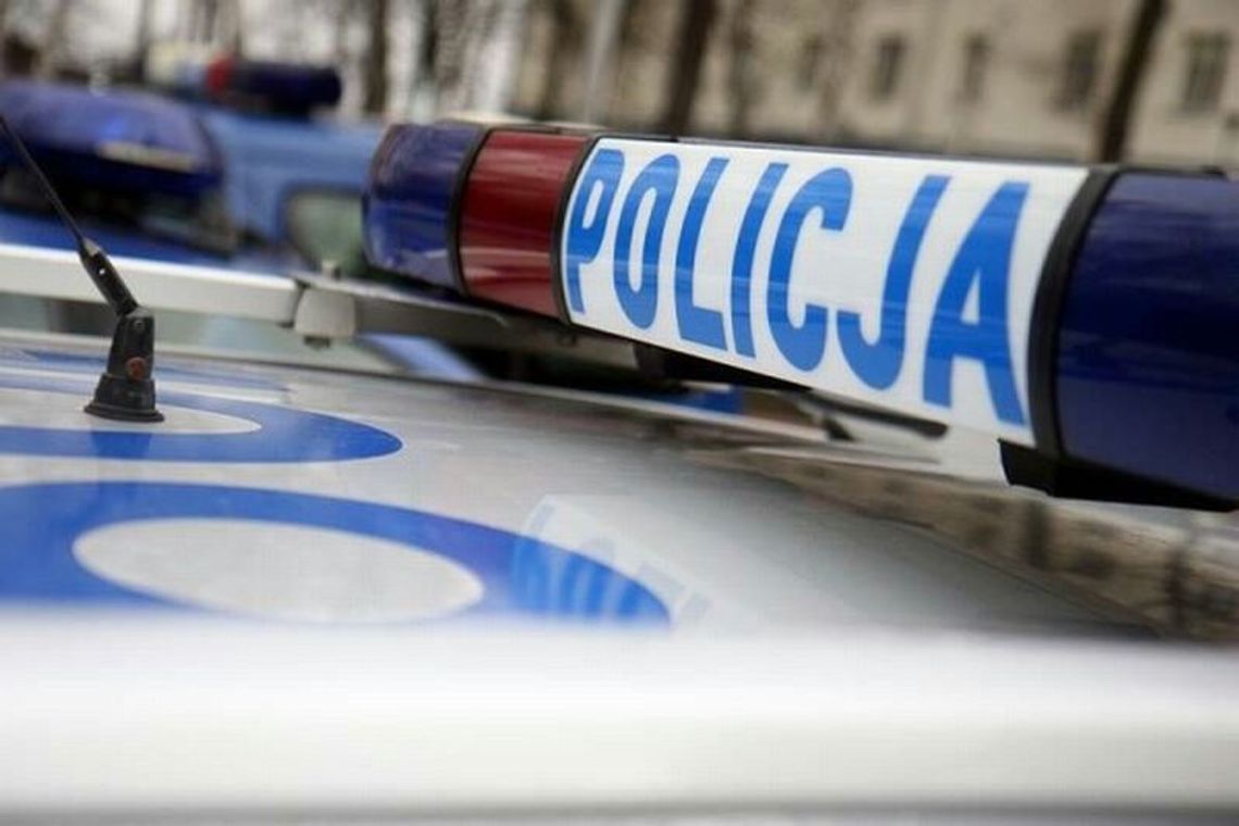 Pijany 35-latek wjechał w drzewo. Wiózł trójkę dzieci