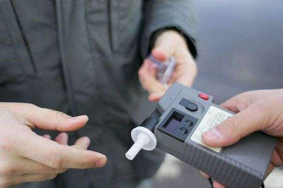 Pijany 42-latek przyjechał złożyć wyjaśnienia policjantom Pijany 42-latek przyjechał złożyć wyjaśnienia policjantom