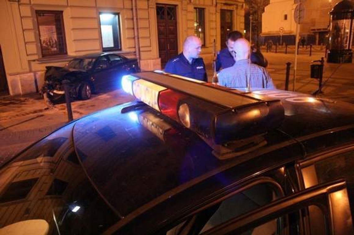 Pijany adwokat wjechał w teatr: Biegły uznał, że leki nie wpłynęły na wynik badania