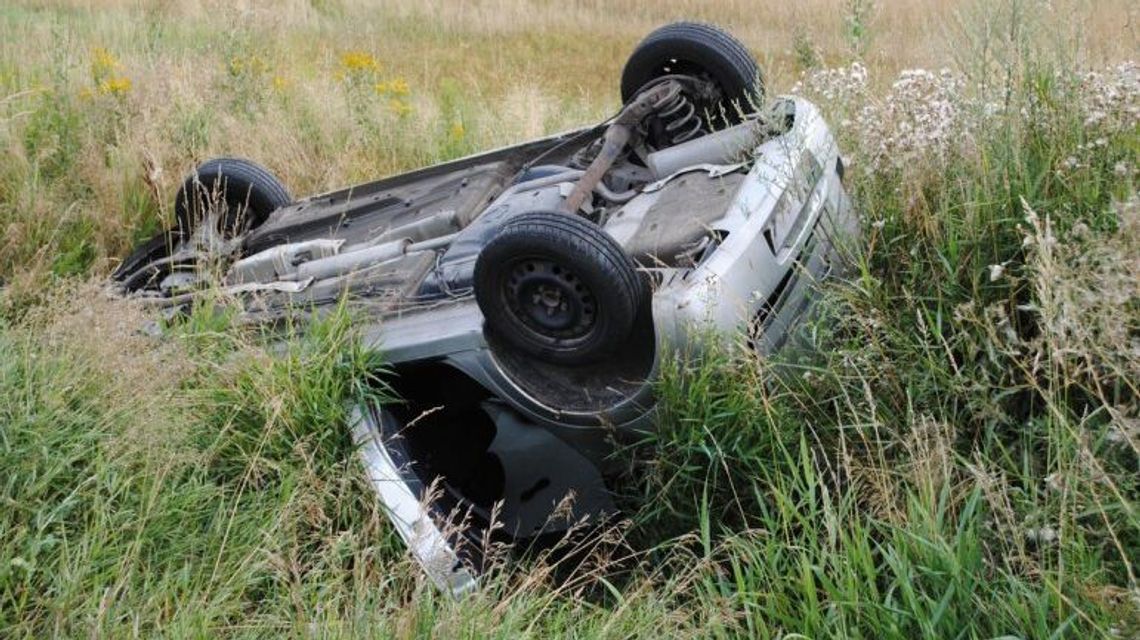 Pijany dachował w polu. W samochodzie wiózł własne dziecko Pijany dachował w polu. W samochodzie wiózł własne dziecko