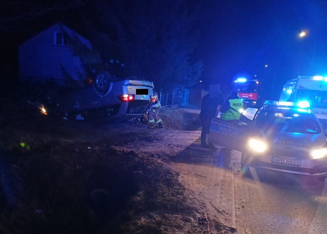 Pijany dachował w Rykach. Auto uderzyło w ogrodzenie dachowanie w Rykach