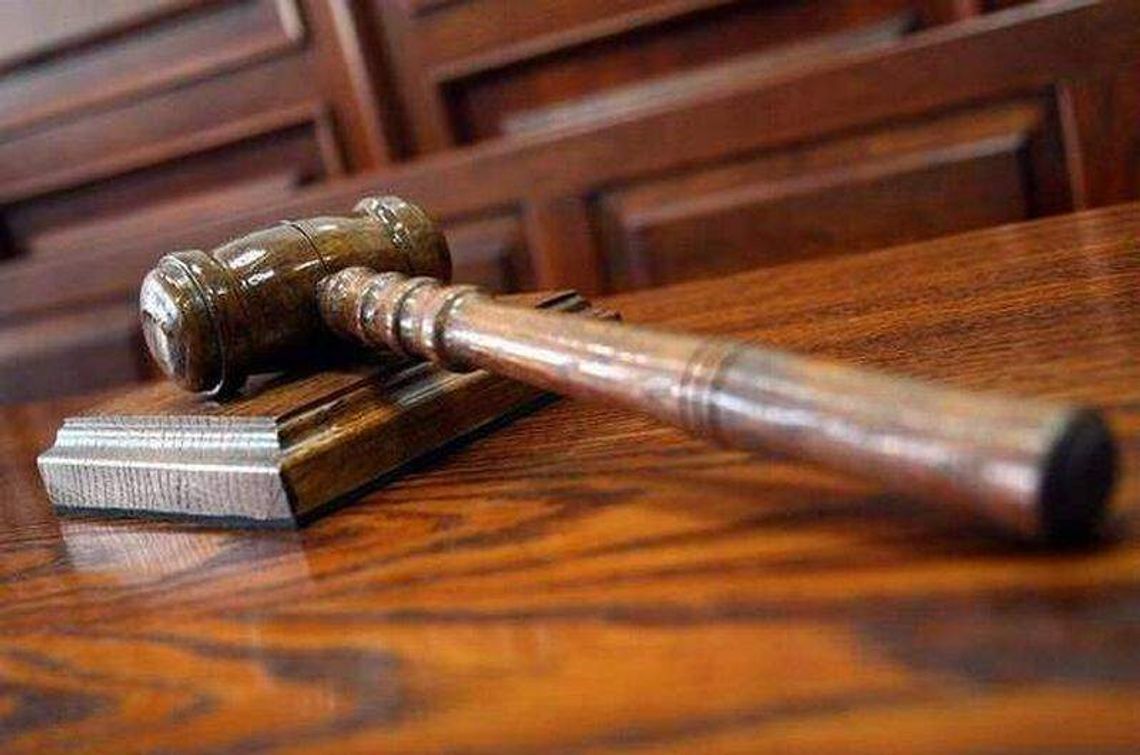 Pijany i na psychotropach staranował auto policjantów. Lekarz okulista oskarżony