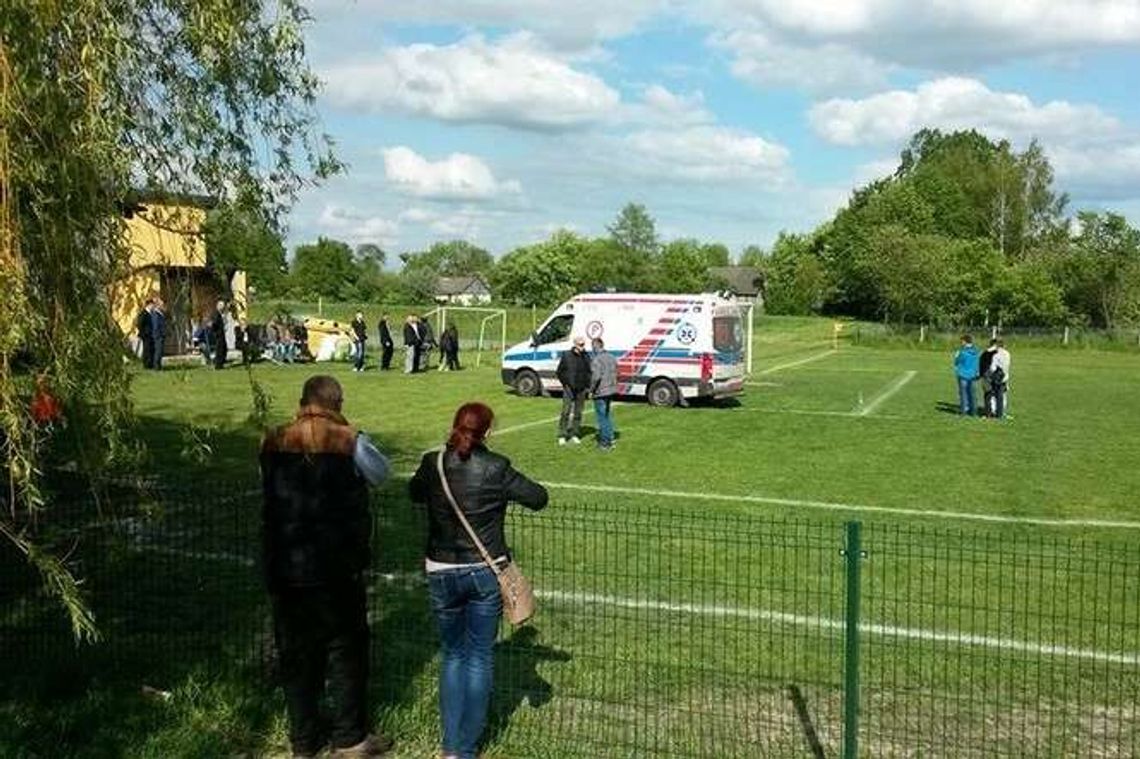 Pijany kibic rzucił odpaloną petardą w piłkarza. Mecz przerwany