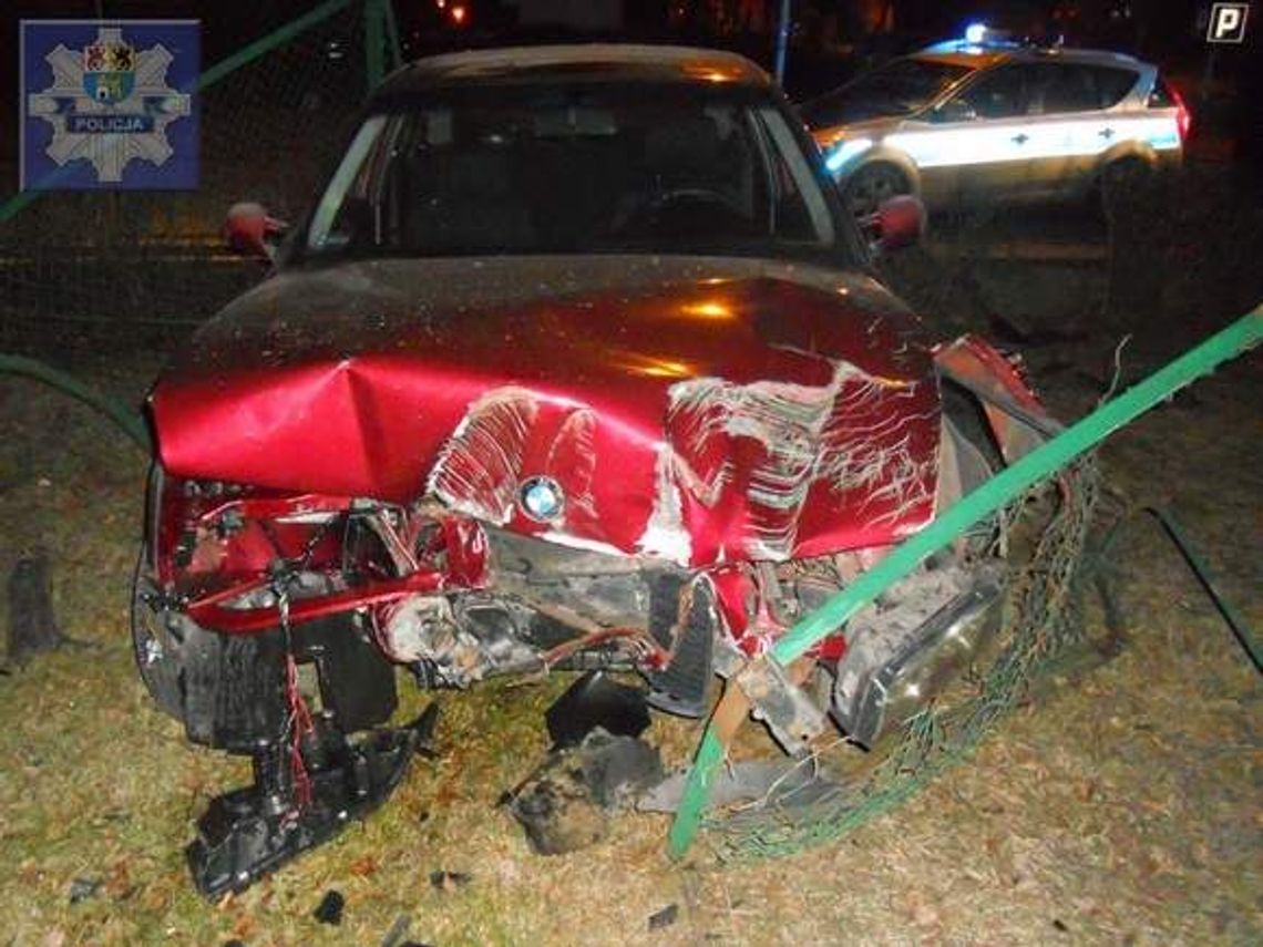 Pijany kierowca BMW wjechał na teren szkoły (zdjęcia, wideo)