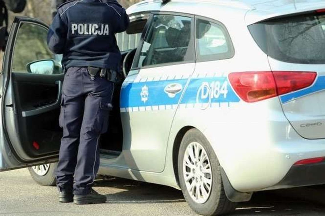 Pijany kierowca chciał uciec przed kontrolą. Potrącił policjanta