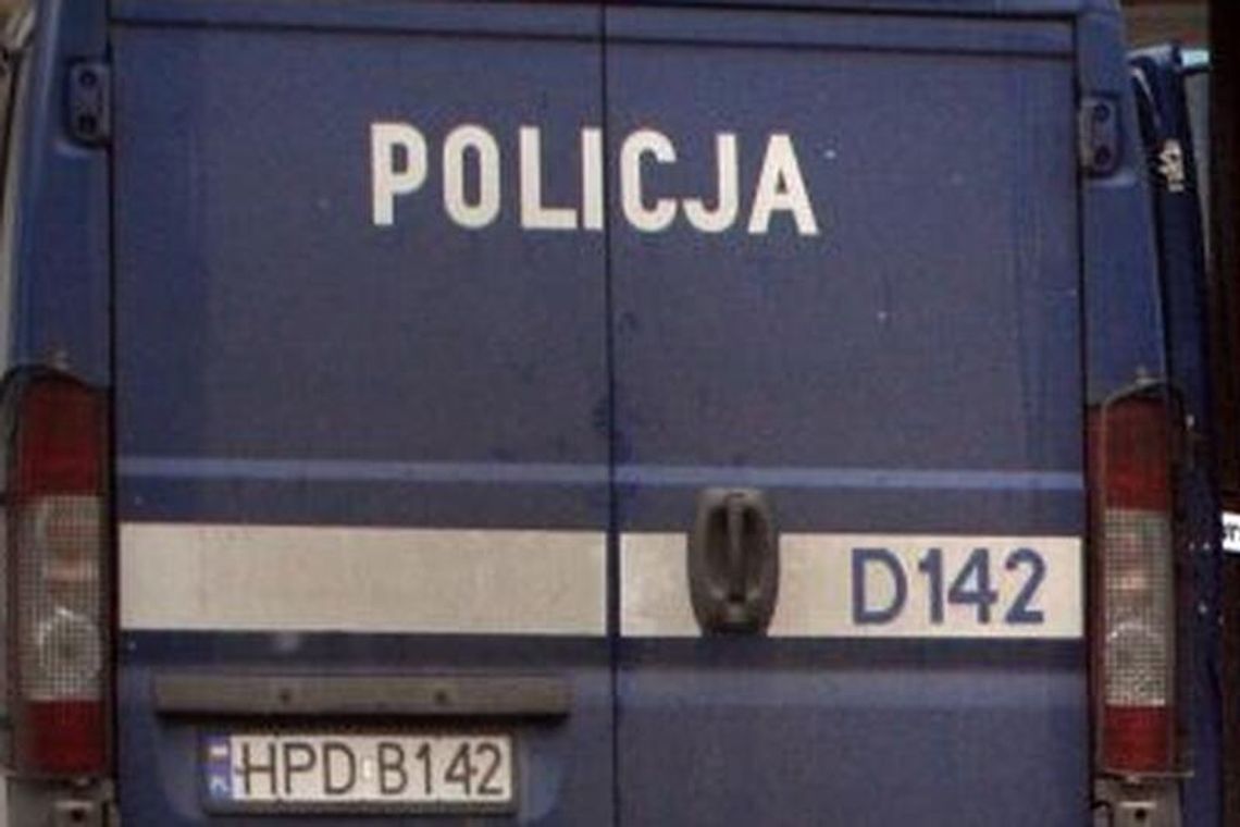 Pijany kierowca ciągnął autem znak drogowy