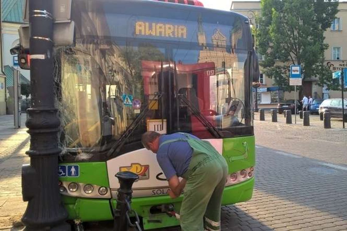 Pijany kierowca MPK rozbił trolejbus i próbował uciekać. Pił w toalecie obok przystanku Pijany kierowca MPK rozbił trolejbus i próbował uciekać. Pił w toalecie obok przystanku